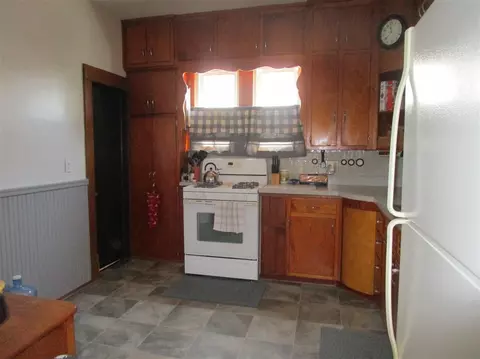 846 E Locust St, Canton, IL 61520 photo 9