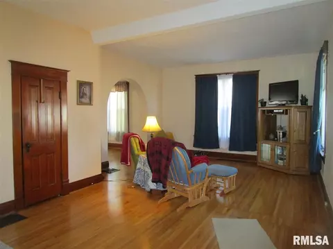 846 E Locust St, Canton, IL 61520 photo 5