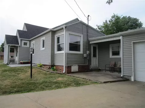307 E Vine St, Canton, IL 61520 photo 2