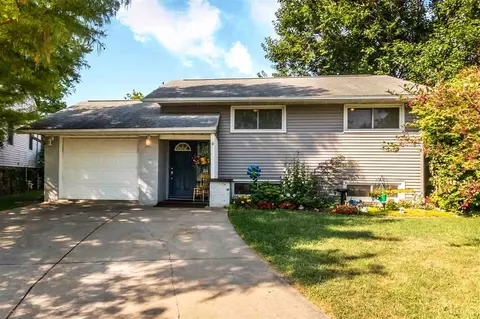 4 Colonial Ct, Washington, IL 61571 photo 1