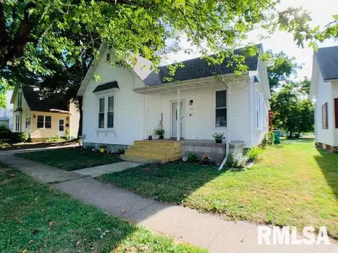 321 N Edwards St, Macomb, IL 61455 photo 2