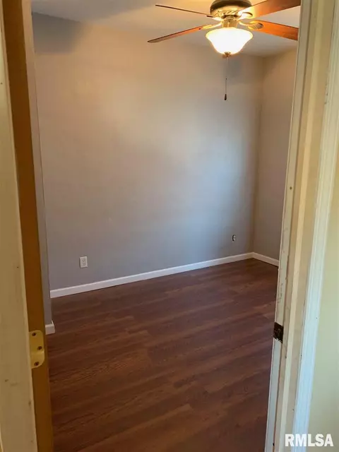 838 E Spruce St, Canton, IL 61520 photo 7
