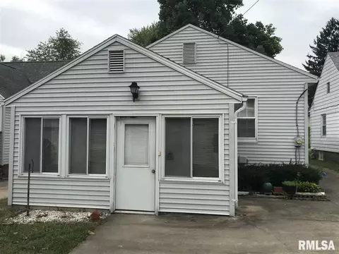 821 S Johnson St, Macomb, IL 61455 photo 2