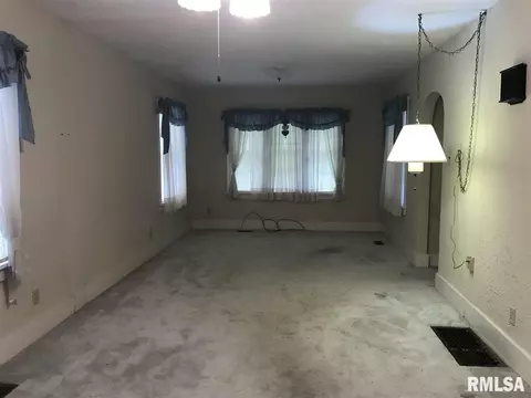 821 S Johnson St, Macomb, IL 61455 photo 4