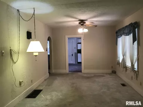 821 S Johnson St, Macomb, IL 61455 photo 3