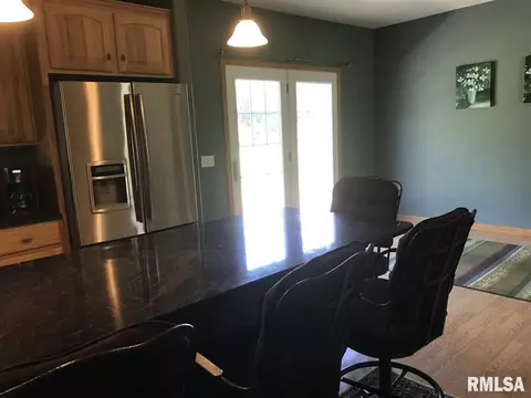 2 E Briarbrook Dr, Macomb, IL 61455 photo 5