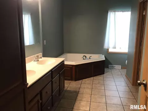 2 E Briarbrook Dr, Macomb, IL 61455 photo 8