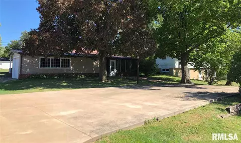 832 N Albert St, Macomb, IL 61455 photo 3