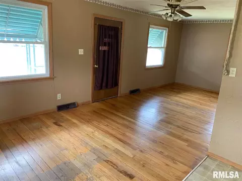 1015 E Locust St, Canton, IL 61520 photo 3