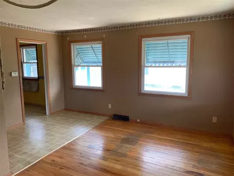 1015 E Locust St, Canton, IL 61520 photo 4