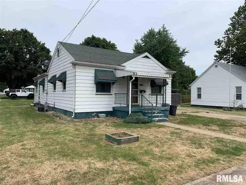 1015 E Locust St, Canton, IL 61520 photo 2