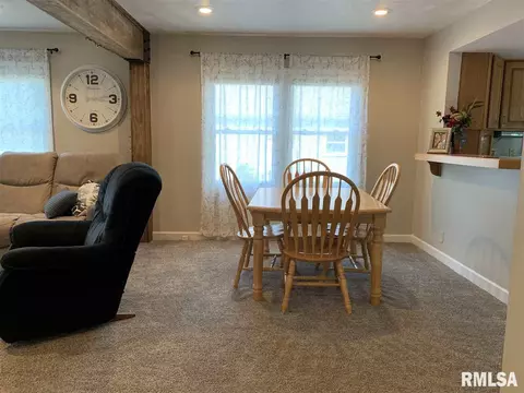 210 Gloria Dr, Eureka, IL 61530 photo 5