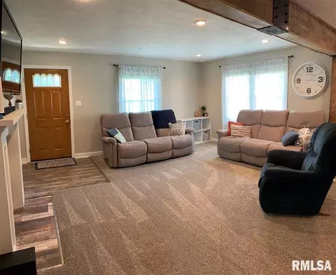 210 Gloria Dr, Eureka, IL 61530 photo 4