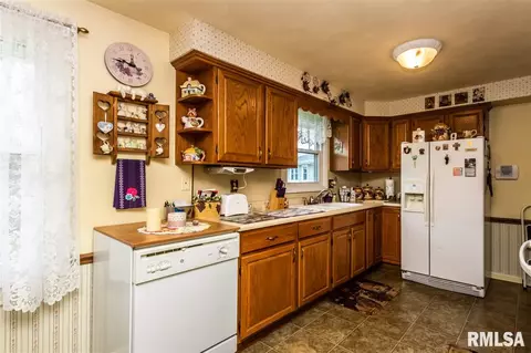204 Pine Cir, Eureka, IL 61530 photo 6