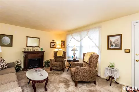 204 Pine Cir, Eureka, IL 61530 photo 4