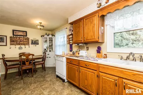204 Pine Cir, Eureka, IL 61530 photo 9
