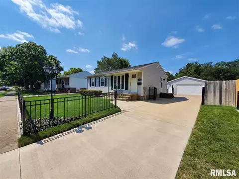 1815 Memorial Dr, Pekin, IL 61554 photo 2