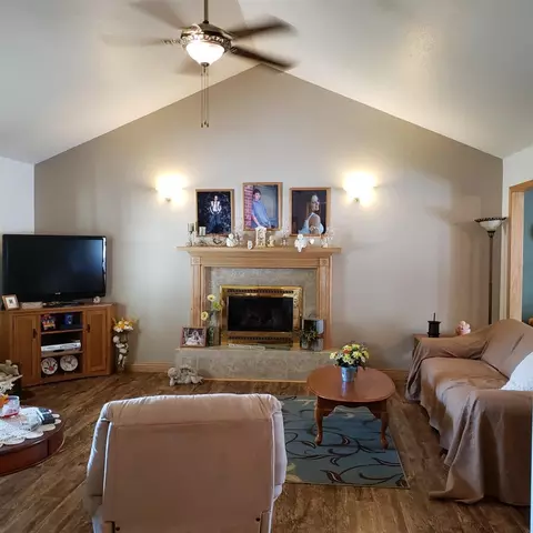 705 E Sycamore St, Canton, IL 61520 photo 5