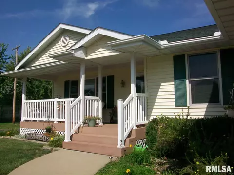 705 E Sycamore St, Canton, IL 61520 photo 2
