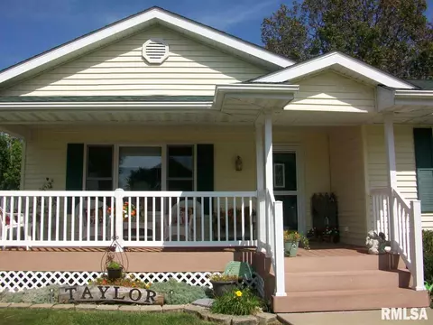705 E Sycamore St, Canton, IL 61520 photo 3
