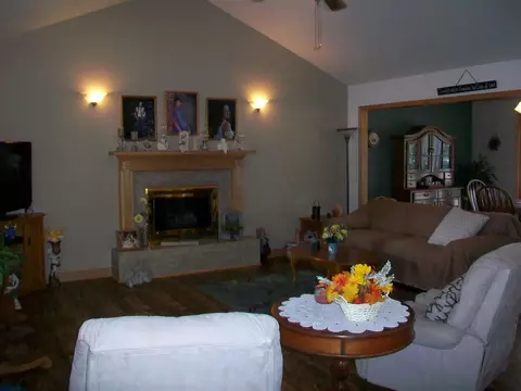 705 E Sycamore St, Canton, IL 61520 photo 8