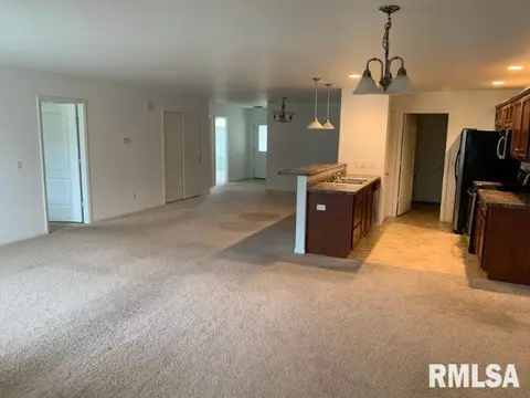 302 Scotch Pine Dr, Macomb, IL 61455 photo 2