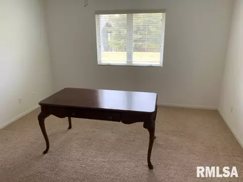 302 Scotch Pine Dr, Macomb, IL 61455 photo 3