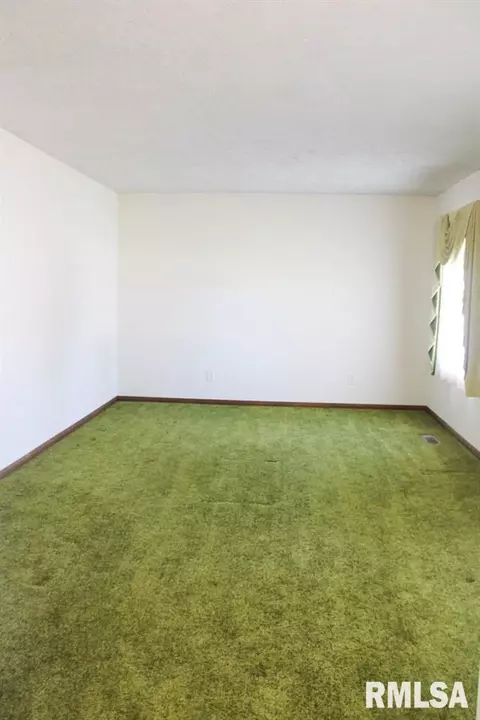 215 Dennis Dr, Eureka, IL 61530 photo 6