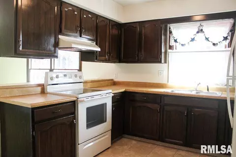 215 Dennis Dr, Eureka, IL 61530 photo 9