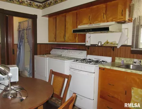 899 Elm St, Canton, IL 61520 photo 9