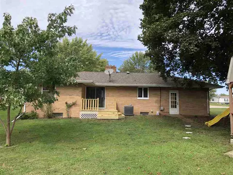 24 E Beech St, Canton, IL 61520 photo 3