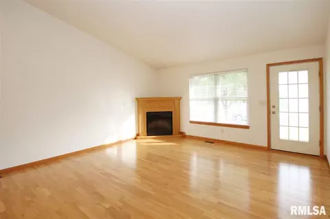 111 Marvin Ct, Germantown Hills, IL 61548 photo 3