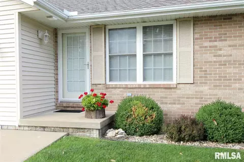 111 Marvin Ct, Germantown Hills, IL 61548 photo 2