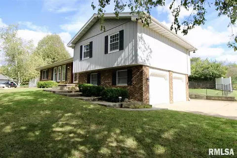604 Golfcrest Ct, Eureka, IL 61530 photo 1