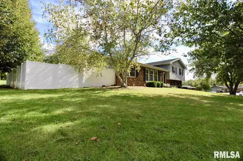 604 Golfcrest Ct, Eureka, IL 61530 photo 2