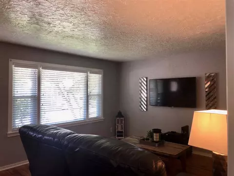 527 S Johnson St, Macomb, IL 61455 photo 2