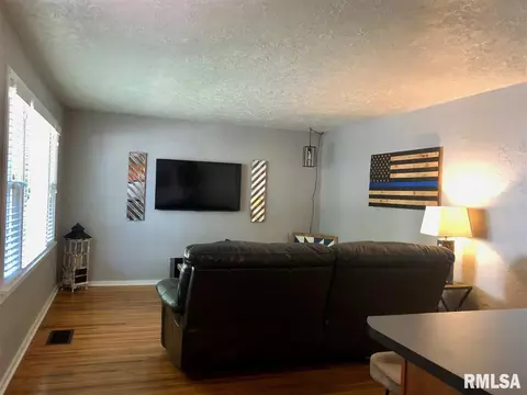 527 S Johnson St, Macomb, IL 61455 photo 3
