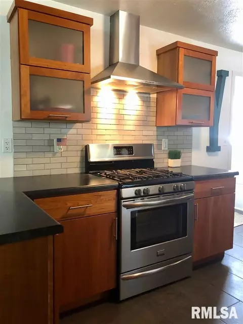 527 S Johnson St, Macomb, IL 61455 photo 8