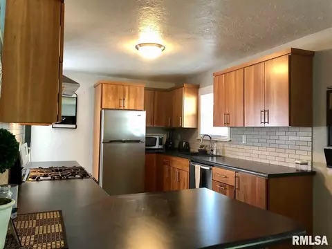 527 S Johnson St, Macomb, IL 61455 photo 7
