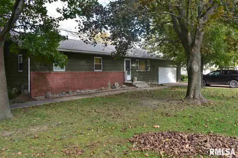 205 E Vine Dr, Astoria, IL 61501 photo 1