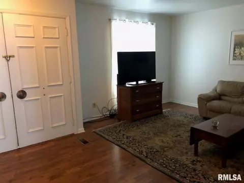 501 Meadow Dr, Macomb, IL 61455 photo 3