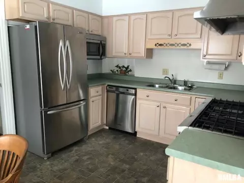 501 Meadow Dr, Macomb, IL 61455 photo 10