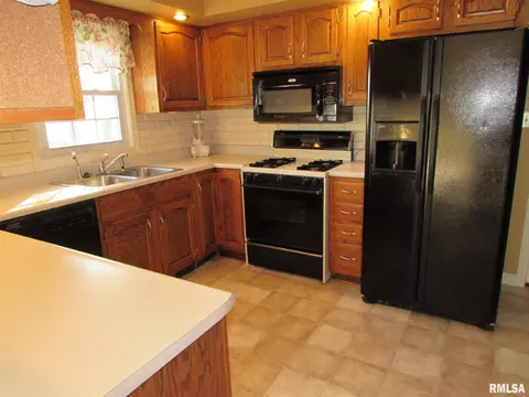 304 Crestview Dr, Metamora, IL 61548 photo 5
