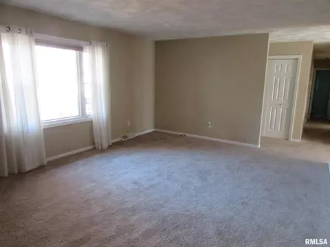 304 Crestview Dr, Metamora, IL 61548 photo 3