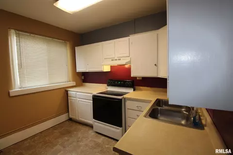 105 W Burton St, Eureka, IL 61530 photo 9