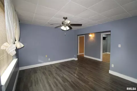 105 W Burton St, Eureka, IL 61530 photo 2