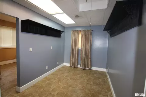 105 W Burton St, Eureka, IL 61530 photo 5