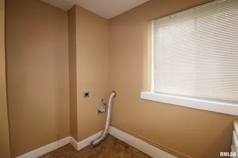 105 W Burton St, Eureka, IL 61530 photo 7
