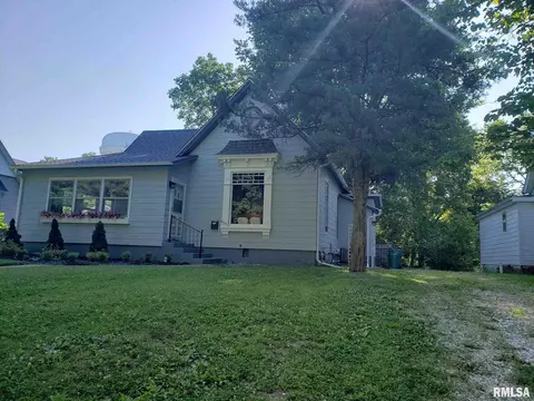 605 S Randolph St, Macomb, IL 61455 photo 2