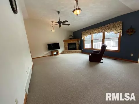 1308 E Juniper St, Canton, IL 61520 photo 3